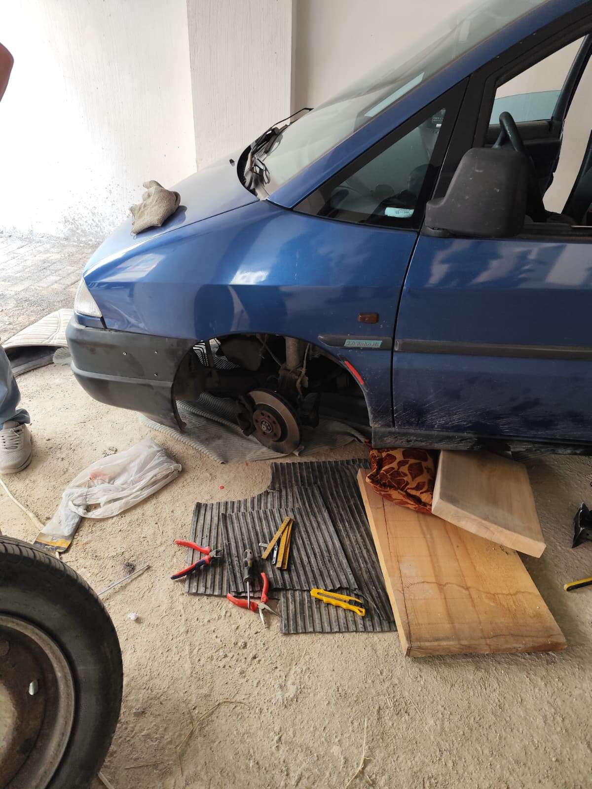Otoparkta can pazarı! Kriko kaydı, 1,5 tonluk aracın altında kaldı 2